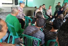 Kapolres Serang, AKBP Condro Sasongko ngobrol bareng pengojek online. Foto: Yono