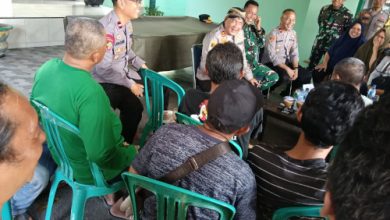 Kapolres Serang, AKBP Condro Sasongko ngobrol bareng pengojek online. Foto: Yono