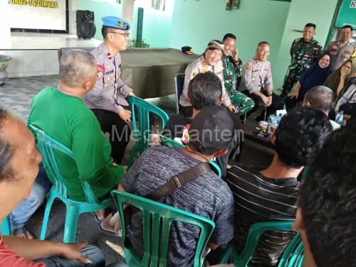 Kapolres Serang, AKBP Condro Sasongko ngobrol bareng pengojek online. Foto: Yono