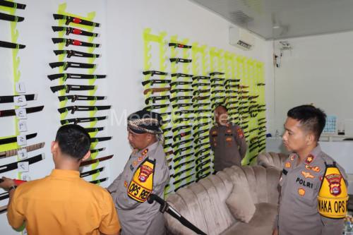 Kapolres Serang, AKBP Condro Sasongko berkunjung ke pengarjin golok di Kampung Sawah, Desa Sindangsari. Foto: Yono