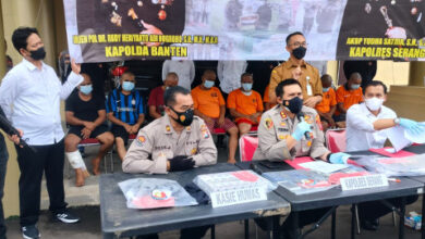 Kapolres Serang, AKBP Yudha Satria gelar konferensi pers soal perampok juragan sembako. Foto: Hendra Hermawan