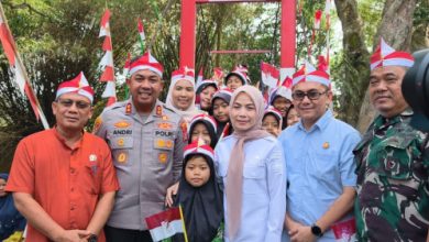 Kapolres Serang, AKBP Andri Kurniawan meresmikan jembatan merah putih presisi di atas Sungai Cibeureum. Foto Yono