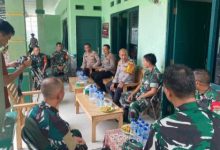Kapolres Serang, AKBP Condro Sasongko bersilaturahmi dengan personel TNI di Koramil Tirtayasa. Foto: Yono