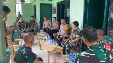 Kapolres Serang, AKBP Condro Sasongko bersilaturahmi dengan personel TNI di Koramil Tirtayasa. Foto: Yono