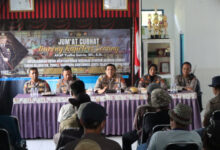 Kapolres Serang, AKBP Yudha Satria dengan para petani dalam Jumat Curhat. Foto: Yono