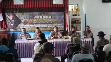 Kapolres Serang, AKBP Yudha Satria dengan para petani dalam Jumat Curhat. Foto: Yono