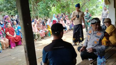 Kapolres Serang, AKBP Condro Sasongko bersilaturahmi dengan ratusan di Peteranakan Kelinci. Foto: Yono