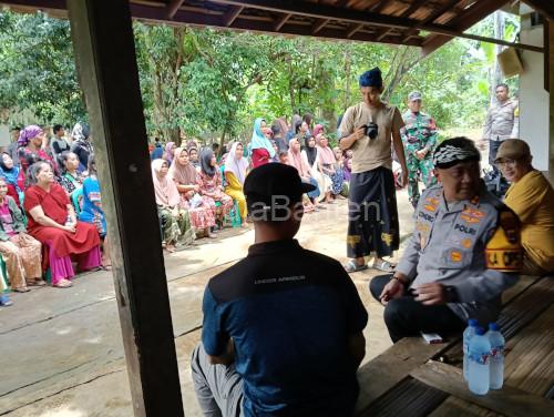 Kapolres Serang, AKBP Condro Sasongko bersilaturahmi dengan ratusan di Peteranakan Kelinci. Foto: Yono