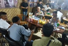 Kapolres Serang, AKBP Condro Sasongko buka puasa bersama dengan petuga kebersihan. Foto: Yono
