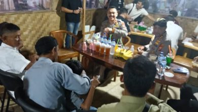 Kapolres Serang, AKBP Condro Sasongko buka puasa bersama dengan petuga kebersihan. Foto: Yono