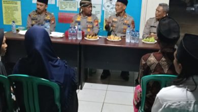 Kapolres Serang, AKBP Condro Sasongko bersama PJU Polres Serang buka puasa bersama di Mapolsek Pamarayan. Foto: Yono