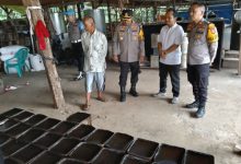 Kapolres Serang, AKBP Condro Sasongko meninjau produk salah satu UMKM di Petir. Foto: Yono