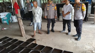 Kapolres Serang, AKBP Condro Sasongko meninjau produk salah satu UMKM di Petir. Foto: Yono