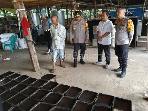 Kapolres Serang, AKBP Condro Sasongko meninjau produk salah satu UMKM di Petir. Foto: Yono