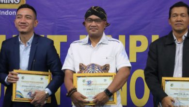Kapolres Serang, AKBP Condro Sasongko terima penghargaan polisi inovatif dan kreatif dari KNPI. Foto: Yono