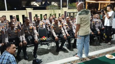 Kapolres Serang, AKBP Condro Sasongko makan bersama anggotanya yang rakayan natal. Foto: Yono