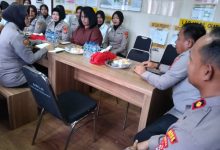 Kapolres Serang, AKBP Andri Kurniawan bersama polisi wanita. Foto Yono
