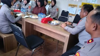 Kapolres Serang, AKBP Andri Kurniawan bersama polisi wanita. Foto Yono