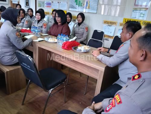 Kapolres Serang, AKBP Andri Kurniawan bersama polisi wanita. Foto Yono