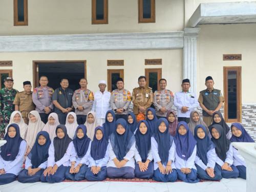 Kapolres Serang, AKBP Andri Kurniawan silaturahmi ke Ponpes Daarul Ulum Binuang. Foto Yono