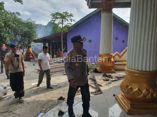 Kapolres Serang, AKBP Condro Sasongko mencek ponpes yang diamuk warga di Cikande. Foto: Yono