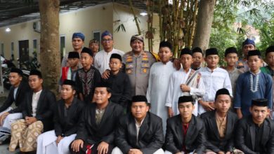 Kapolres Serang, AKBP Condro Sasongko bersama santri Ponpes Modern Saadah Cidahu. Foto: Yono