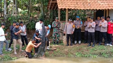 Kapolres Serang, AKBP Condro Sasongko di Ponpes Sohibul Muslimin Tanjung Teja. Foto: Yono