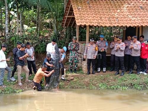 Kapolres Serang, AKBP Condro Sasongko di Ponpes Sohibul Muslimin Tanjung Teja. Foto: Yono