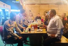 Kapolres Serag, AKBP Condro Sasongko ngariung bareng dengan pengurus Ormas Pormasi Cikoja. Foto Yono