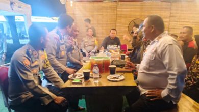 Kapolres Serag, AKBP Condro Sasongko ngariung bareng dengan pengurus Ormas Pormasi Cikoja. Foto Yono