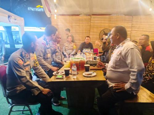 Kapolres Serag, AKBP Condro Sasongko ngariung bareng dengan pengurus Ormas Pormasi Cikoja. Foto Yono