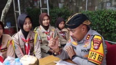 Kapolres Serang, AKBP Condro Sasongko bersama anggota Pramuka. Foto: Yono
