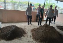 Kapolres Serang, AKBP Condro Sasongko melihat produksi pupuk kompos. Foto: Yono