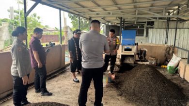 Kapolres Serang AKBP Condro Sasongko meninjau lokasi pembuatan pupuk organiik. Foto: Yono