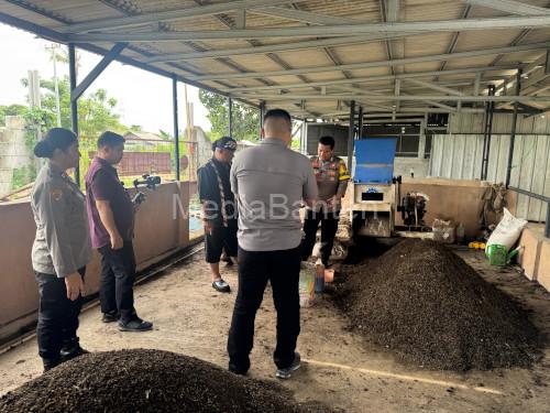 Kapolres Serang AKBP Condro Sasongko meninjau lokasi pembuatan pupuk organiik. Foto: Yono