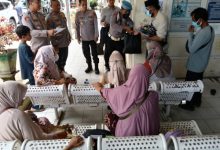 Pemeriksaan kesehatan pada warga yang terdampak radiasi cesium 137. Foto: Yono