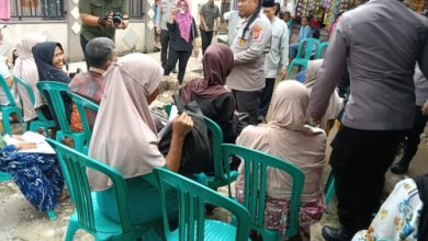 Kapolres Serang, AKBP Condro Sasongko mengunjungi rumah korban angin puting beliung. Foto: Yono