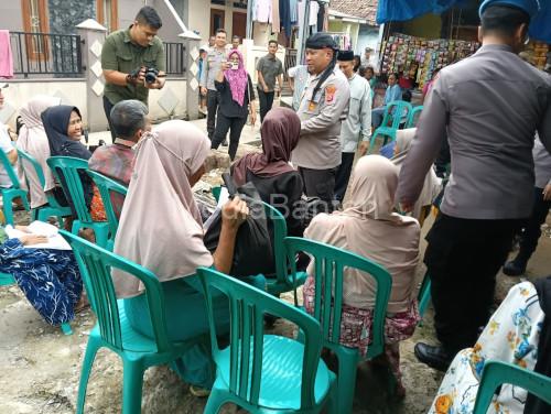 Kapolres Serang, AKBP Condro Sasongko mengunjungi rumah korban angin puting beliung. Foto: Yono