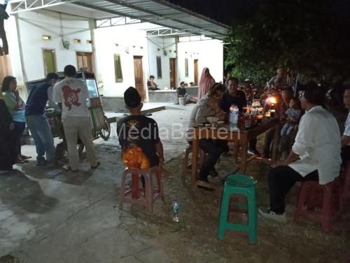 Kapolres Serang, AKBP Condro Sasongko meninjau tempat relokasi warga dari zona merah radiasi Cesium. Foto: Yono