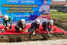 Kapolres Serang, AKBP Andri Kurniawan, Kanwil Kemenag Banten dan Pemkab Serang letakan batu pertama pembangunan ruang kelas baru Madrasah Ibitidaiyah. Foto Yono
