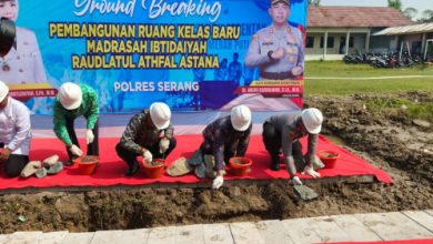 Kapolres Serang, AKBP Andri Kurniawan, Kanwil Kemenag Banten dan Pemkab Serang letakan batu pertama pembangunan ruang kelas baru Madrasah Ibitidaiyah. Foto Yono