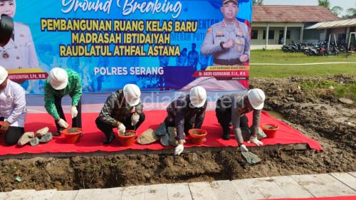 Kapolres Serang, AKBP Andri Kurniawan, Kanwil Kemenag Banten dan Pemkab Serang letakan batu pertama pembangunan ruang kelas baru Madrasah Ibitidaiyah. Foto Yono