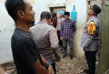 Kapolres Serang, AKBP Condro Sasongko menemui pemilik rumah ambruk di Kampung Ciruas Kecil. Foto: Yono