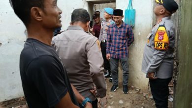 Kapolres Serang, AKBP Condro Sasongko menemui pemilik rumah ambruk di Kampung Ciruas Kecil. Foto: Yono