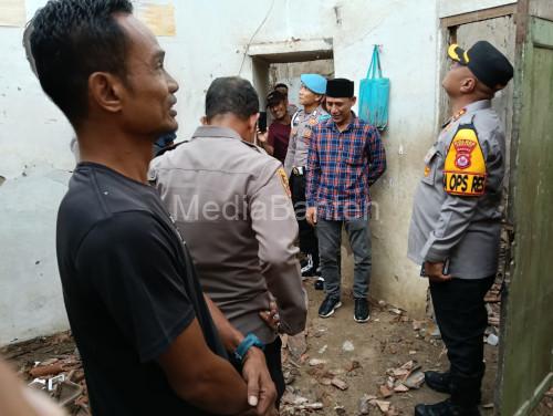 Kapolres Serang, AKBP Condro Sasongko menemui pemilik rumah ambruk di Kampung Ciruas Kecil. Foto: Yono