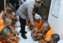 Kapolres Serang, AKBP Condro Sasongko bersilaturahmi dengan tahanan. Foto: Yono