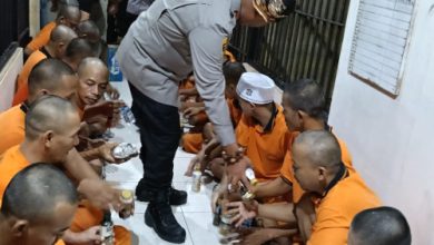 Kapolres Serang, AKBP Condro Sasongko bersilaturahmi dengan tahanan. Foto: Yono