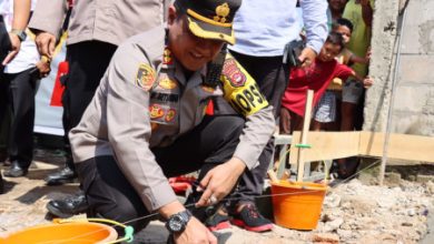 Kapolres Serang, AKBP Wiwin Setiawan letakan batu pertama pembangunan rutilahu, Foto: Yono