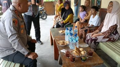 Kapolres Serang, AKBP Condro Sasongko kembali kunjungi warga terdapak zat radioaktif di Cikande. Foto Yono