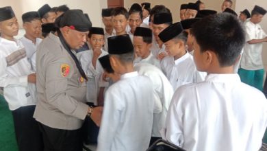 Kapolres Serang, AKBP Condro Sasongko melakukan jumat keliling ke Ponpes Sohibul Muslimin. Foto: Yonon